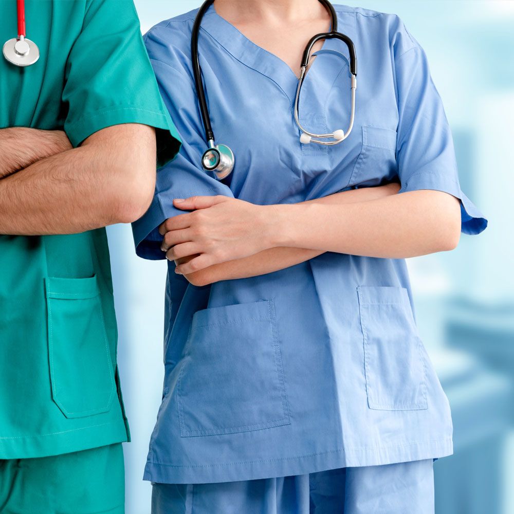 Zwei Ärzte in Kitteln, beide mit einem Stethoskop um den Hals